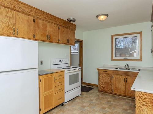 2615 Donald Street E, Thunder Bay, ON - Indoor Photo Showing Kitchen With Double Sink