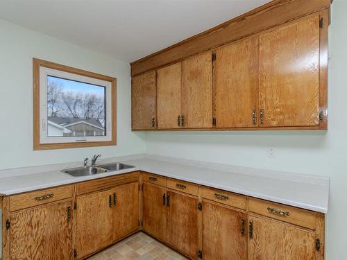 2615 Donald Street E, Thunder Bay, ON - Indoor Photo Showing Kitchen With Double Sink