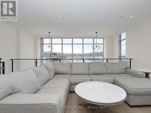 3769 Mangusta Court, Innisfil, ON - Indoor Photo Showing Living Room