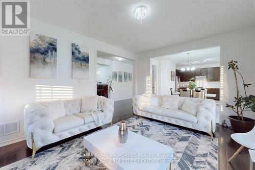 1435 Kellough Street, Innisfil, ON - Indoor Photo Showing Living Room