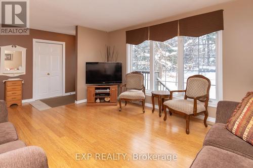 56 Becketts Side Road, Tay, ON - Indoor Photo Showing Living Room