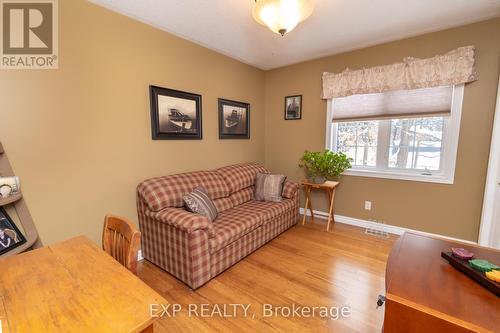 56 Becketts Side Road, Tay, ON - Indoor Photo Showing Living Room