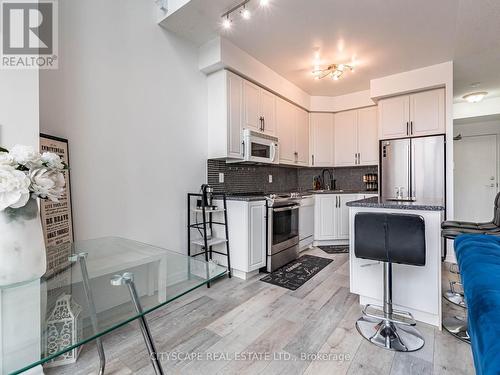 703 - 220 Burnhamthorpe Road W, Mississauga, ON - Indoor Photo Showing Kitchen