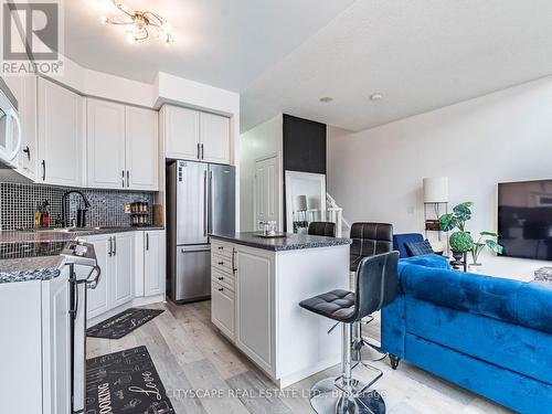 703 - 220 Burnhamthorpe Road W, Mississauga, ON - Indoor Photo Showing Kitchen