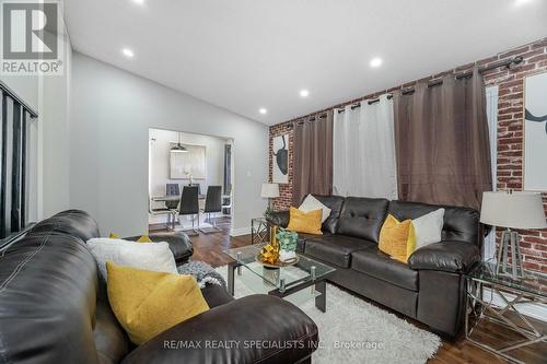 106 Horton Crescent, Brampton, ON - Indoor Photo Showing Living Room