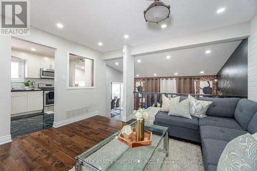 106 Horton Crescent, Brampton, ON - Indoor Photo Showing Living Room