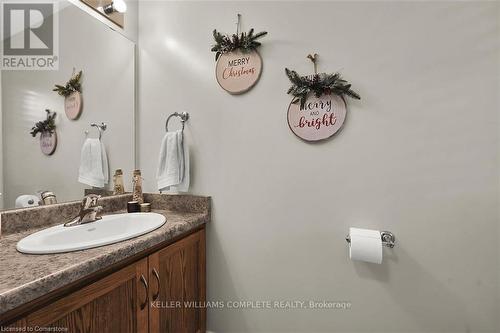 35 Willowbanks Terrace, Hamilton, ON - Indoor Photo Showing Bathroom