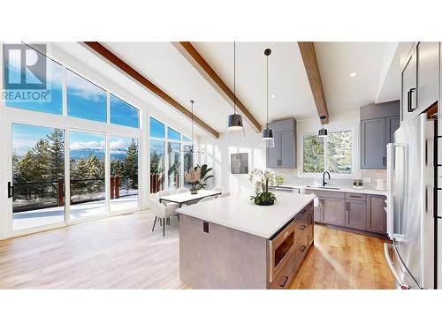 7078 White Tail Lane, Radium Hot Springs, BC - Indoor Photo Showing Kitchen