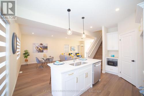 130 Knott Drive, London, ON - Indoor Photo Showing Kitchen With Double Sink