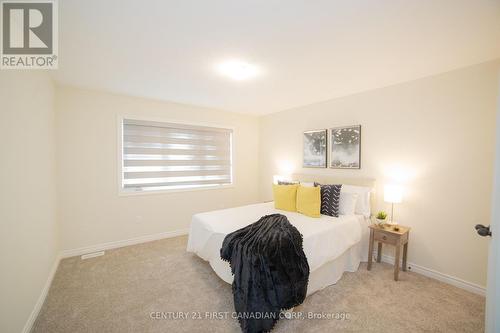 130 Knott Drive, London, ON - Indoor Photo Showing Bedroom