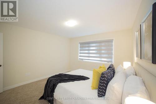 130 Knott Drive, London, ON - Indoor Photo Showing Bedroom