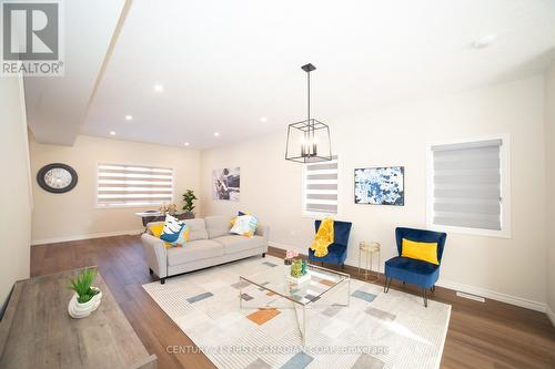 130 Knott Drive, London, ON - Indoor Photo Showing Living Room