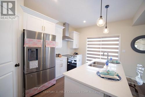 130 Knott Drive, London, ON - Indoor Photo Showing Kitchen With Double Sink With Upgraded Kitchen