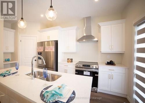 130 Knott Drive, London, ON - Indoor Photo Showing Kitchen With Double Sink With Upgraded Kitchen