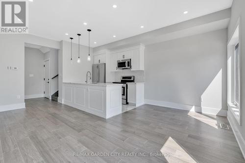 86 Beland Avenue N, Hamilton, ON - Indoor Photo Showing Kitchen