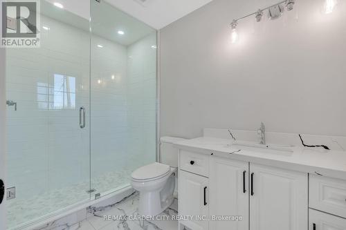 86 Beland Avenue N, Hamilton, ON - Indoor Photo Showing Bathroom