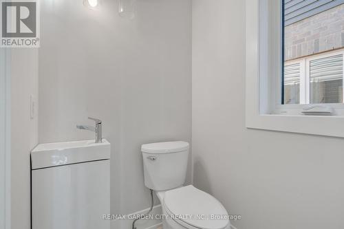 86 Beland Avenue N, Hamilton, ON - Indoor Photo Showing Bathroom