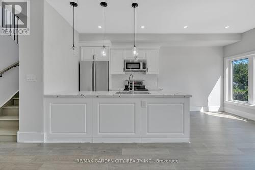 86 Beland Avenue N, Hamilton, ON - Indoor Photo Showing Kitchen