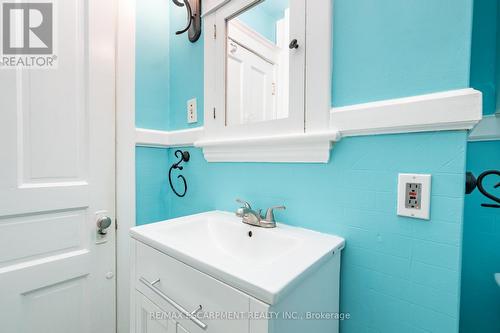 26 Ontario Avenue, Hamilton, ON - Indoor Photo Showing Bathroom