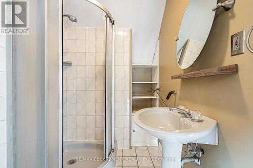 26 Ontario Avenue, Hamilton, ON - Indoor Photo Showing Bathroom