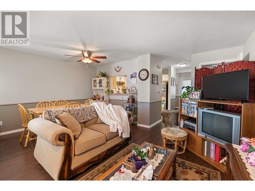 130 Dundas Road Unit# 5, Kelowna, BC - Indoor Photo Showing Living Room