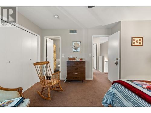 130 Dundas Road Unit# 5, Kelowna, BC - Indoor Photo Showing Bedroom