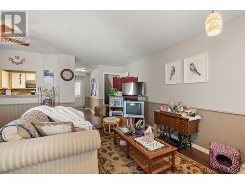 130 Dundas Road Unit# 5, Kelowna, BC - Indoor Photo Showing Living Room