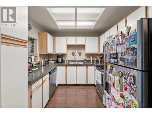 130 Dundas Road Unit# 5, Kelowna, BC - Indoor Photo Showing Kitchen With Double Sink