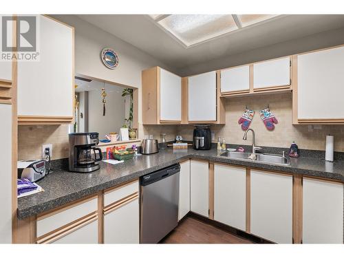 130 Dundas Road Unit# 5, Kelowna, BC - Indoor Photo Showing Kitchen With Double Sink