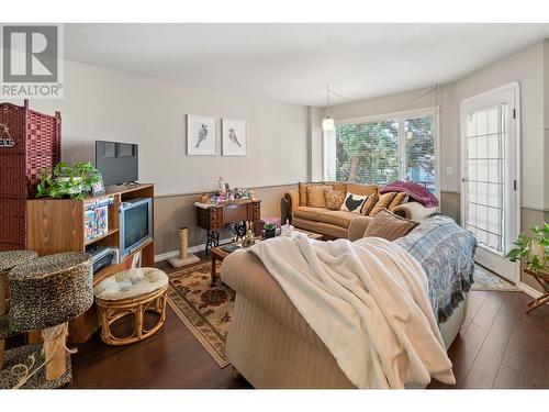 130 Dundas Road Unit# 5, Kelowna, BC - Indoor Photo Showing Living Room