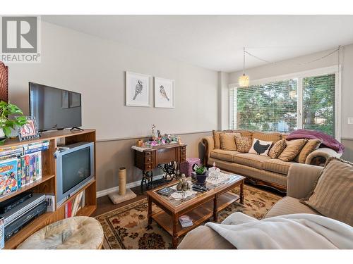 130 Dundas Road Unit# 5, Kelowna, BC - Indoor Photo Showing Living Room