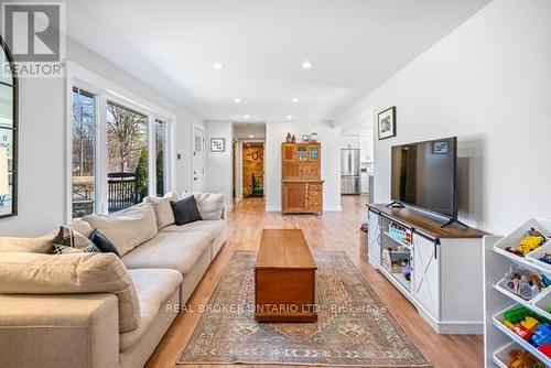 2913 Ridgemount Road, Fort Erie (327 - Black Creek), ON - Indoor Photo Showing Living Room