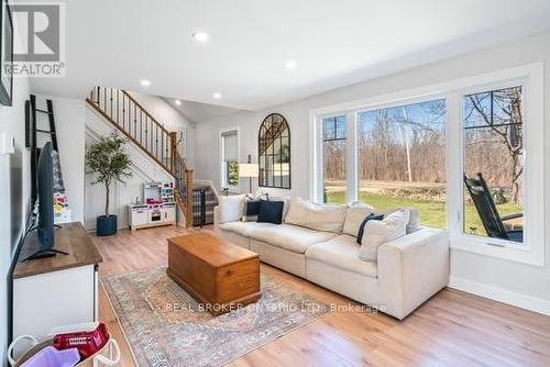 2913 Ridgemount Road, Fort Erie (327 - Black Creek), ON - Indoor Photo Showing Living Room