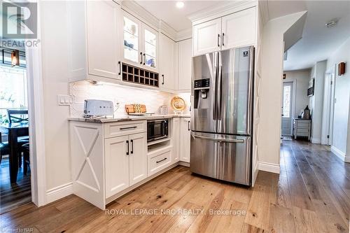 9 Hilda Street, Welland (767 - N. Welland), ON - Indoor Photo Showing Kitchen