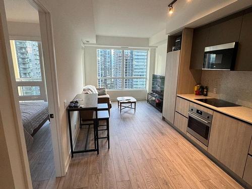 2707-108 Peter St, Toronto, ON - Indoor Photo Showing Kitchen