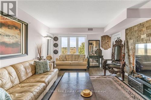 408 - 104 Summit Ridge Drive, Guelph (Grange Hill East), ON - Indoor Photo Showing Living Room