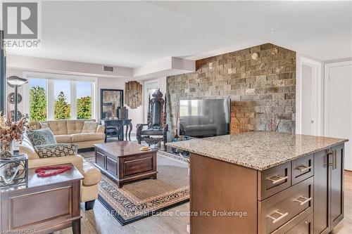 408 - 104 Summit Ridge Drive, Guelph (Grange Hill East), ON - Indoor Photo Showing Living Room