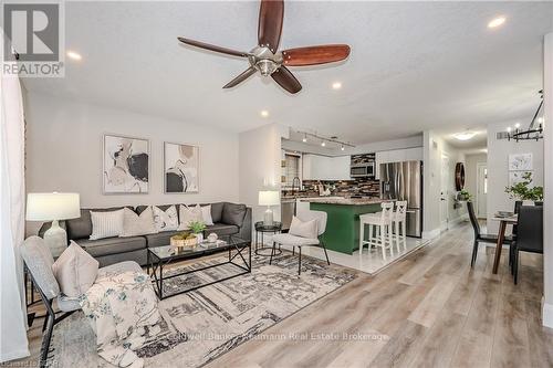 47 Bowen Drive, Guelph (Brant), ON - Indoor Photo Showing Living Room