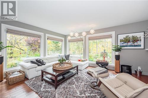 1825 Victoria Road S, Guelph (Guelph South), ON - Indoor Photo Showing Living Room