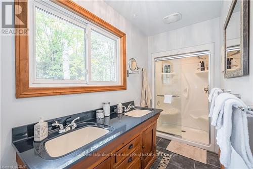 1825 Victoria Road S, Guelph (Guelph South), ON - Indoor Photo Showing Bathroom