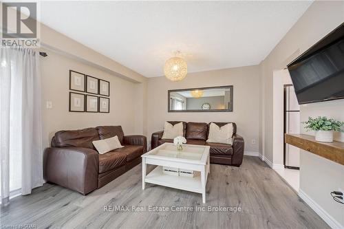 36 - 125 Sekura Crescent, Cambridge, ON - Indoor Photo Showing Living Room