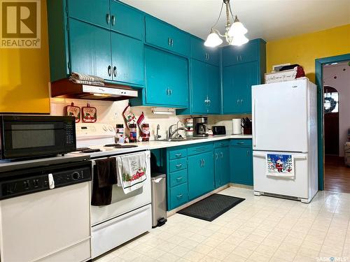 107 Carl Avenue W, Langenburg, SK - Indoor Photo Showing Kitchen With Double Sink