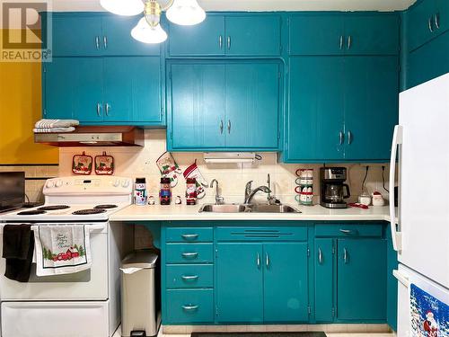 107 Carl Avenue W, Langenburg, SK - Indoor Photo Showing Kitchen With Double Sink