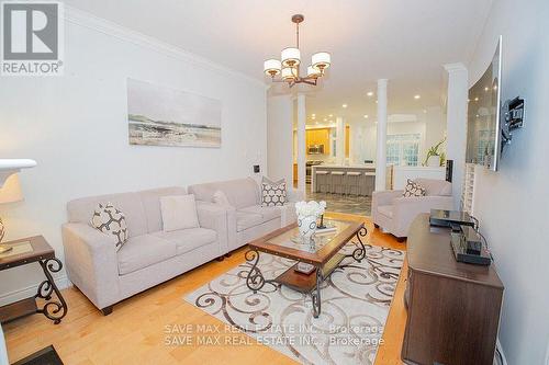 50 Islandview Way, Hamilton, ON - Indoor Photo Showing Living Room