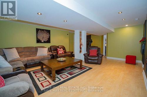 50 Islandview Way, Hamilton, ON - Indoor Photo Showing Living Room