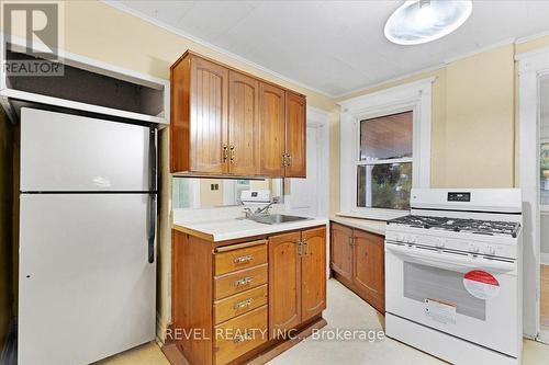 105 Edgemont Street N, Hamilton, ON - Indoor Photo Showing Kitchen