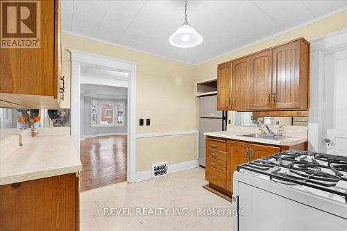 105 Edgemont Street N, Hamilton, ON - Indoor Photo Showing Kitchen