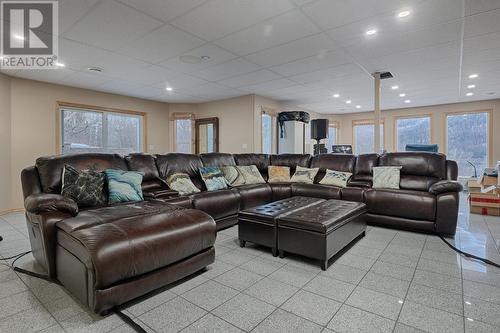 3637 Broadwater Road, Robson, BC - Indoor Photo Showing Living Room