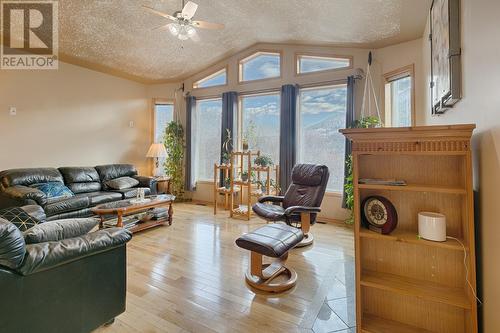 3637 Broadwater Road, Robson, BC - Indoor Photo Showing Living Room