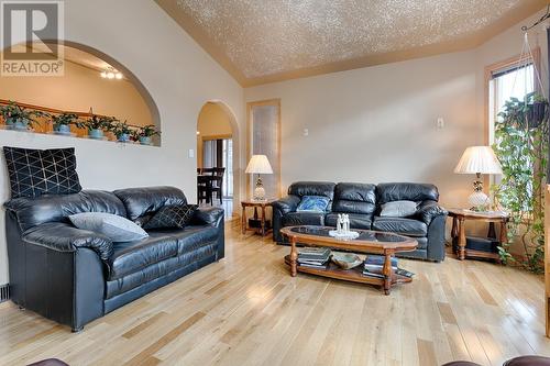 3637 Broadwater Road, Robson, BC - Indoor Photo Showing Living Room